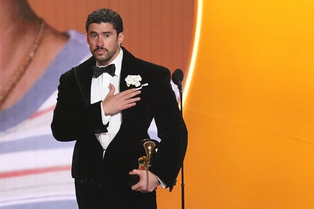 Nghệ sĩ Bad Bunny nhận giải Grammy, biểu tượng của giấc mơ âm nhạc toàn cầu mà Việt Nam hướng tới.