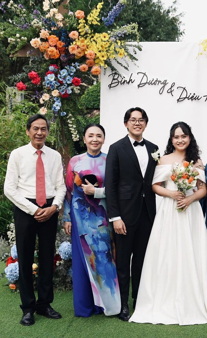Nghệ sĩ Bùi Bài Bình và vợ NSƯT Ngọc Thu hạnh phúc bên con trai và con dâu trong ngày cưới.