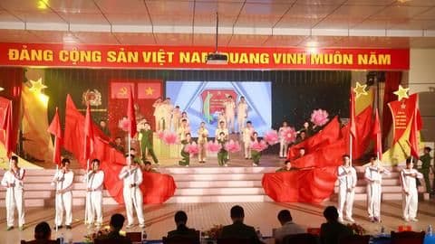 Nghệ sĩ biểu diễn trên sân khấu lớn, thể hiện áp lực và sự hoàn hảo trong thế giới giải trí.