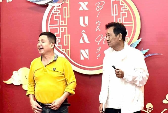 Nghệ sĩ Chí Trung và Quốc Khánh trong một buổi tập Táo Quân, thể hiện sự chuẩn bị cho chương trình.