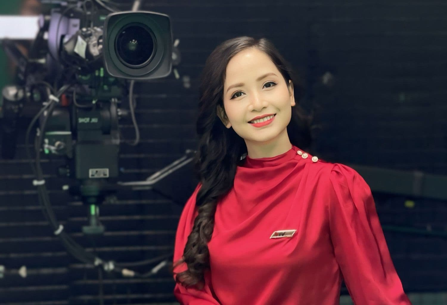 Nghệ sĩ Diệu Thảo trong phòng thu, thể hiện vai trò của người nghệ sĩ trong việc kiến tạo nhạc xuân.