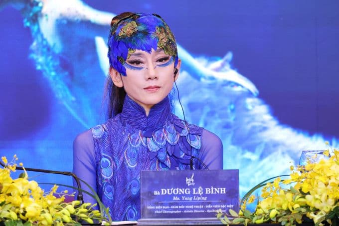 Nghệ sĩ Dương Lệ Bình tại buổi họp báo ở Hà Nội, thể hiện tình cảm với Việt Nam