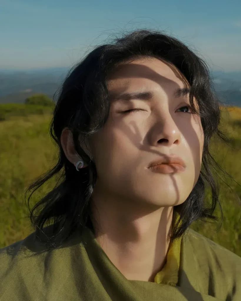 Nghệ sĩ GREY D dưới ánh nắng rực rỡ, biểu tượng cho hào quang và thành công trên các bảng xếp hạng âm nhạc.