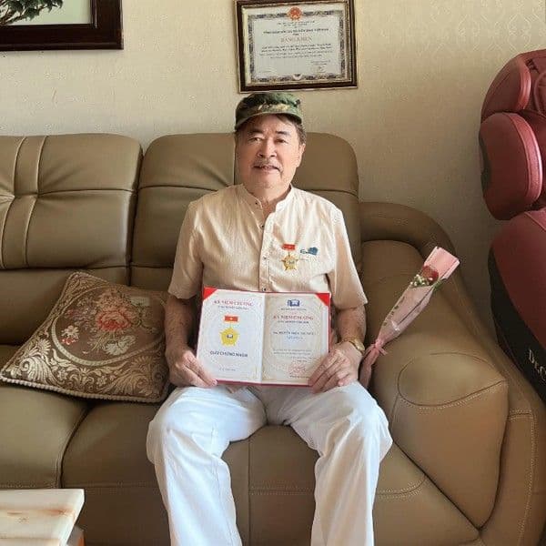Nghệ sĩ Hai Nhất nhận Kỷ niệm chương vì sự nghiệp Điện ảnh, biểu tượng của sự tri ân và tinh thần 'Uống nước nhớ nguồn'.