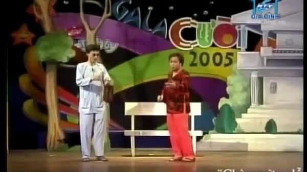 Nghệ sĩ hài Bắc Hải biểu diễn tiểu phẩm "Thầy bói hết thời" trên sân khấu Gala Cười 2005