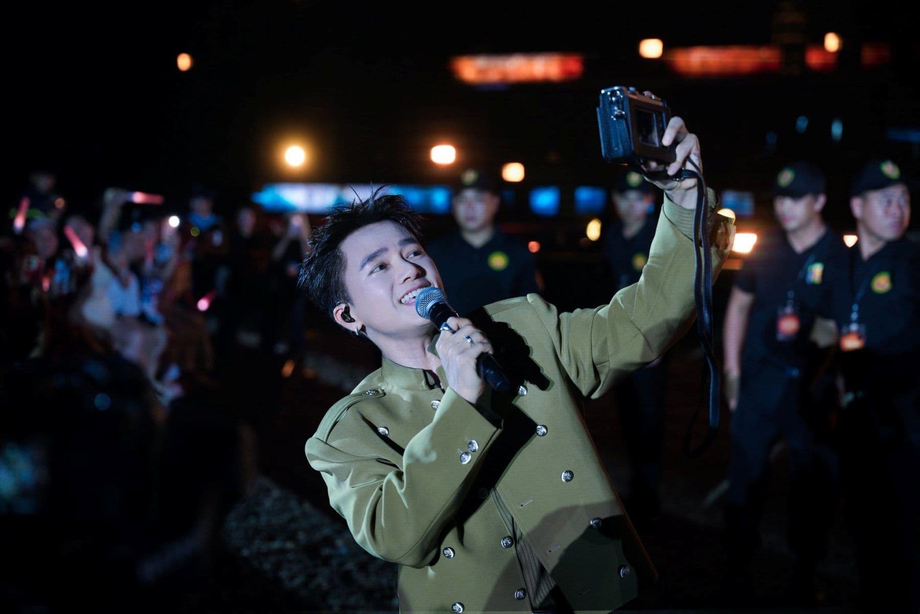 Nghệ sĩ HieuThuHai chụp ảnh selfie cùng hàng nghìn khán giả đang giơ cao điện thoại tại lễ hội âm nhạc Forestival.