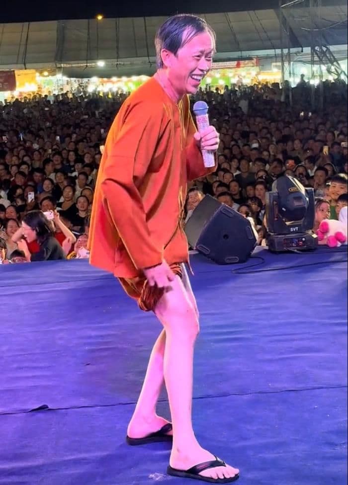 Nghệ sĩ Hoài Linh biểu diễn trên sân khấu với nụ cười rạng rỡ, thể hiện niềm vui khi kết nối với khán giả.