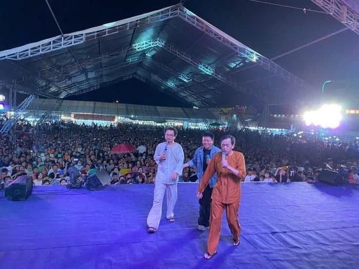 Nghệ sĩ Hoài Linh và Hứa Minh Đạt biểu diễn hài kịch tại sân khấu hội chợ ở Nha Trang.
