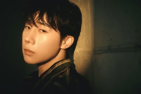 Nghệ sĩ K-Pop Kim Sung Kyu (Infinite) với vẻ mặt trầm tư, gợi lên áp lực và những lựa chọn cá nhân trong ngành công nghiệp âm nhạc.