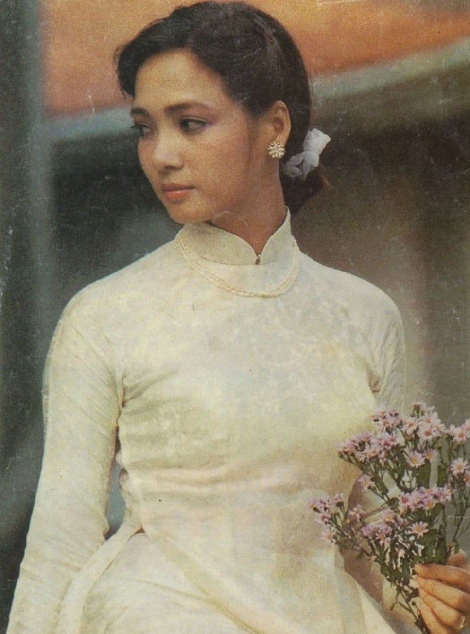 Nghệ sĩ Lê Khanh thời trẻ trong tà áo dài trắng, biểu tượng của vẻ đẹp vượt thời gian và sự lựa chọn độc lập.
