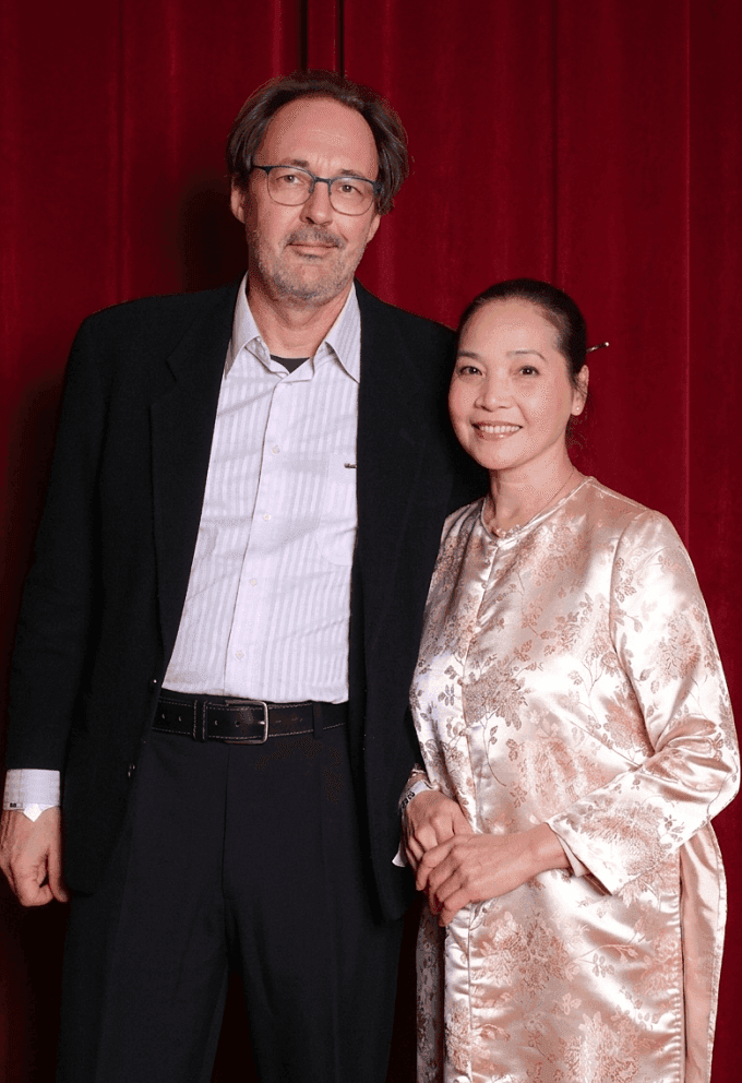 Nghệ sĩ Lê Vi và chồng tại Tuần phim Việt ở Paris, thể hiện sự đồng hành và hậu phương vững chắc của gia đình.