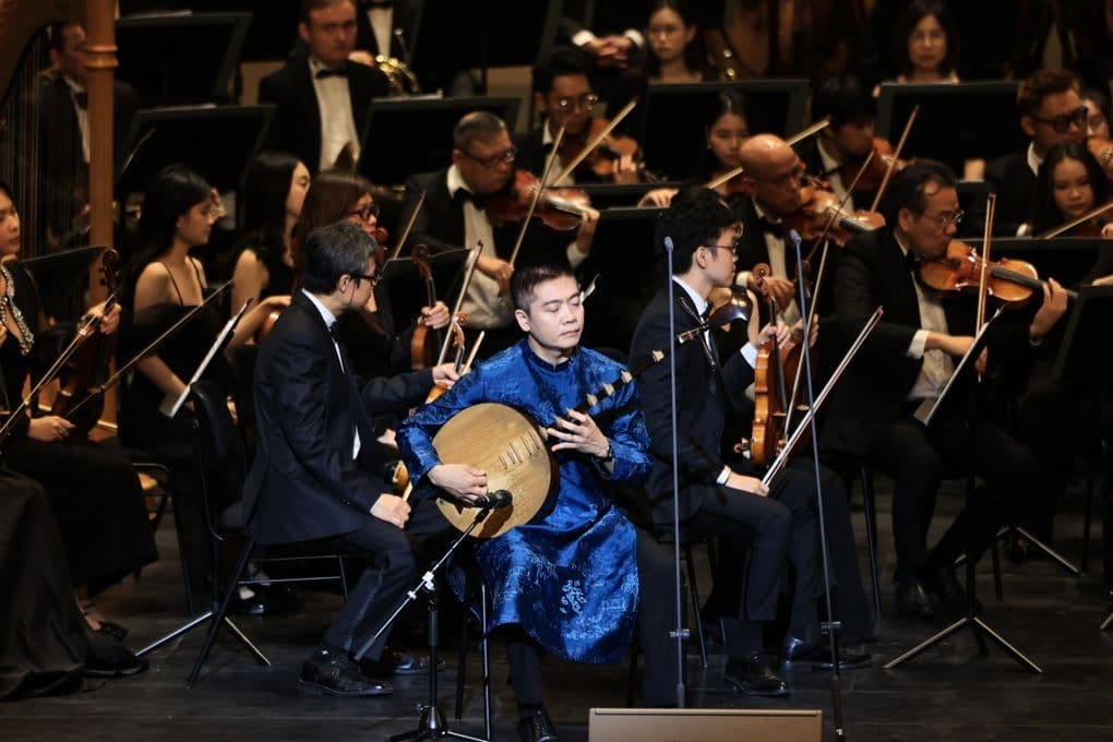 Nghệ sĩ đàn nguyệt biểu diễn cùng dàn nhạc giao hưởng Hà Nội tại chương trình Giai điệu mùa xuân