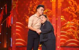 Nghệ sĩ Ngọc Giàu xúc động trên sân khấu với phông nền Tết, gợi nhớ những cảm xúc và ký ức Tết truyền thống