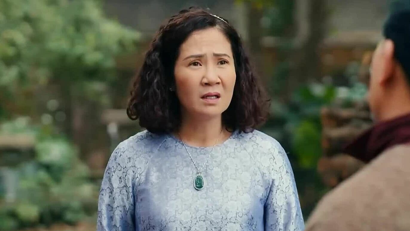 Nghệ sĩ Nguyệt Hằng trong vai diễn người vợ chủ xưởng hương trong phim 'Ngược đường ngược nắng'.