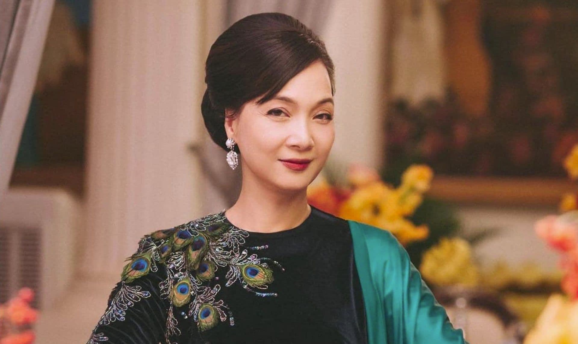 Nghệ sĩ Nhân dân Lê Khanh với vẻ đẹp đằm thắm, tự chủ, thể hiện quan điểm về hạnh phúc.
