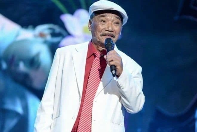 Nghệ sĩ Nhân dân Trần Hiếu biểu diễn trên sân khấu, thể hiện niềm đam mê bất tận với âm nhạc dù tuổi cao.