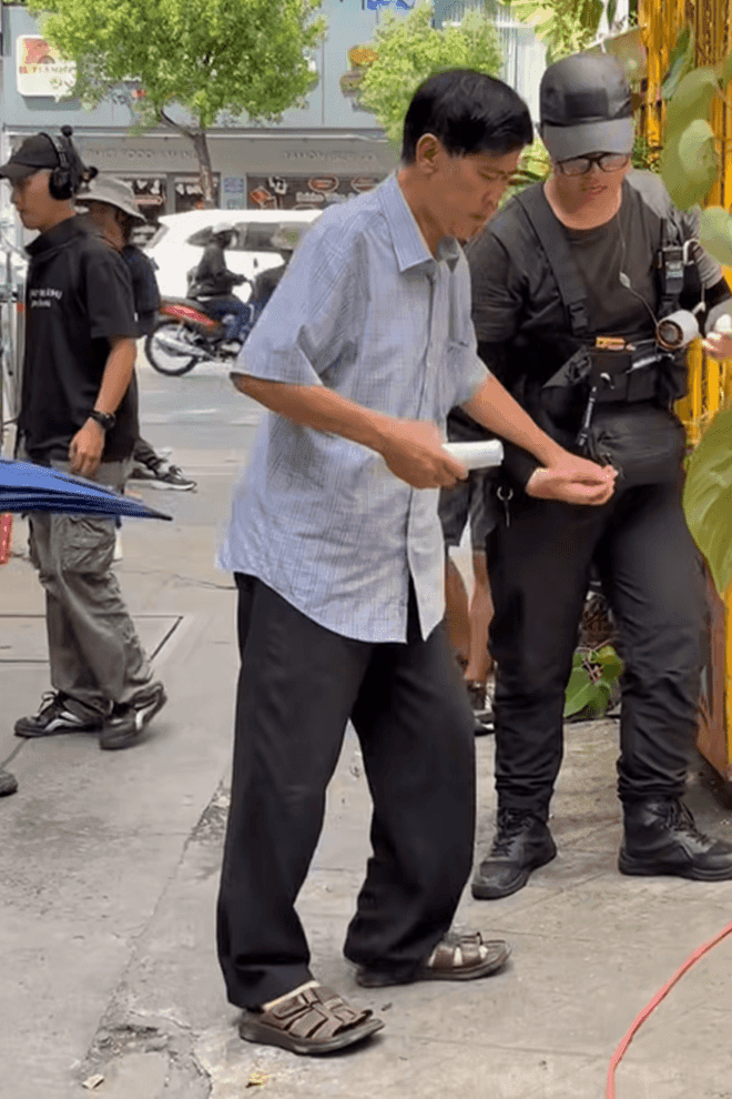 Nghệ sĩ Phước Sang bước đi cẩn trọng trên vỉa hè, hình ảnh phản ánh những di chứng sức khỏe và bài học về sự khiêm nhường trước số phận.