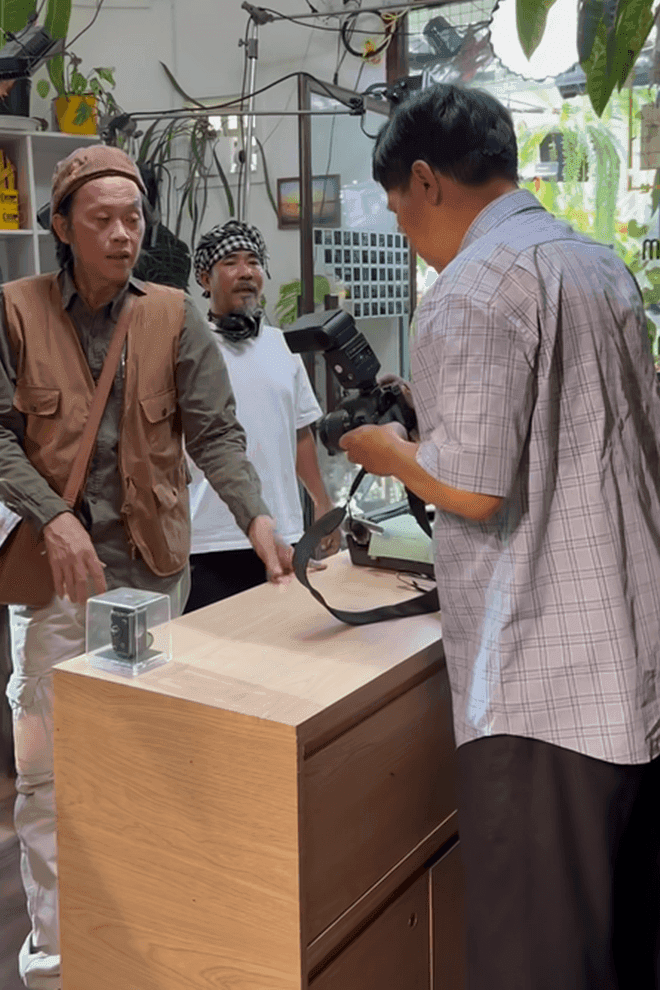 Nghệ sĩ Phước Sang cùng đồng nghiệp trên phim trường, thể hiện sự cống hiến và tình người vượt qua mọi khó khăn trong giới nghệ sĩ.