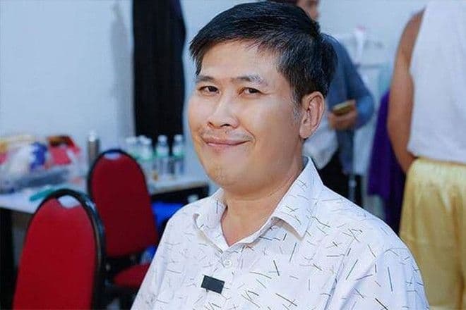 Nghệ sĩ Phước Sang mỉm cười rạng rỡ, thể hiện tinh thần lạc quan và ngọn lửa đam mê nghệ thuật không bao giờ tắt.
