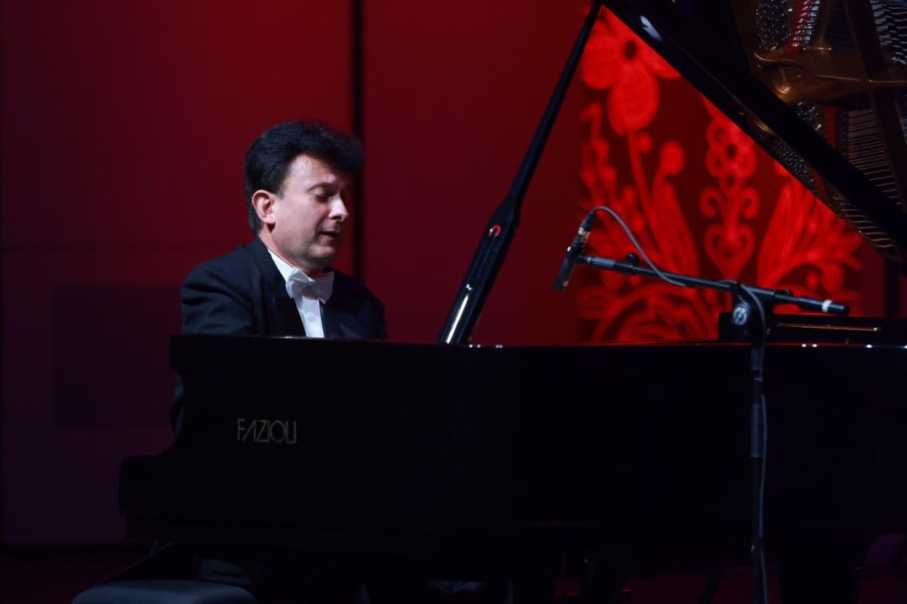Nghệ sĩ piano Rafał A. Łuszczewski biểu diễn tại đêm hòa nhạc, thể hiện sự giao lưu văn hóa qua âm nhạc