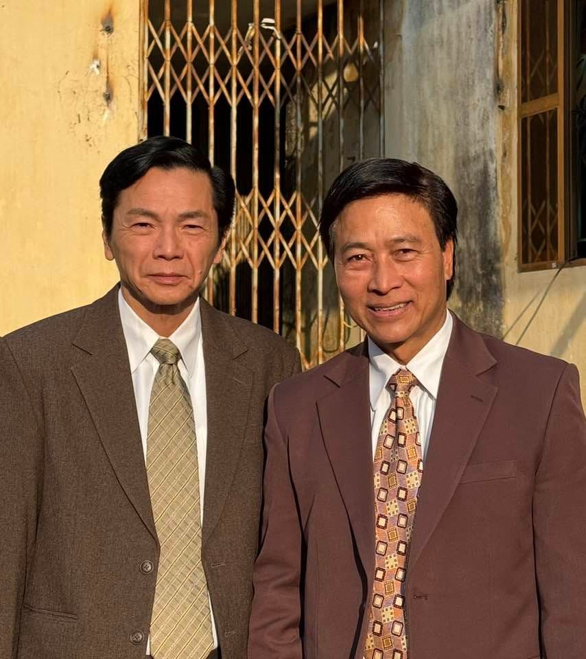 Nghệ sĩ Quốc Tuấn và NSND Trung Anh lịch lãm trong bộ suit, tái ngộ trong dự án điện ảnh mới.