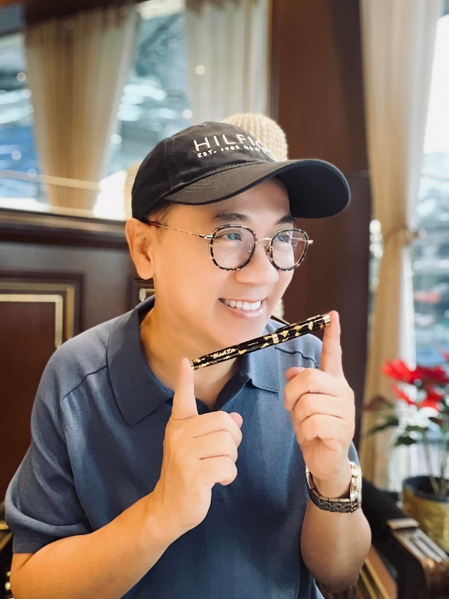 Nghệ sĩ Thành Lộc trẻ trung, tươi cười, thể hiện niềm đam mê nghệ thuật từ thuở ban đầu.