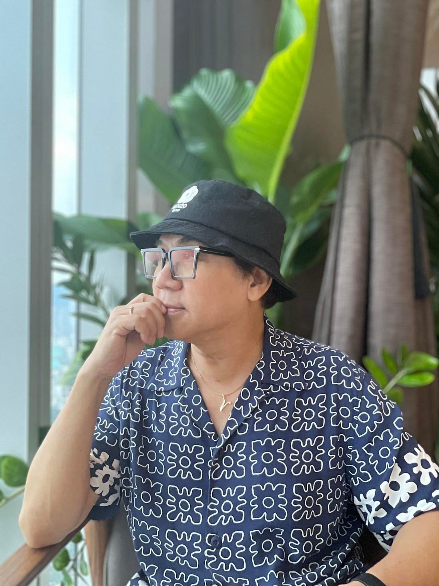 Nghệ sĩ Thành Lộc trong tư thế suy tư, thể hiện chiều sâu đời diễn và đời đấu.