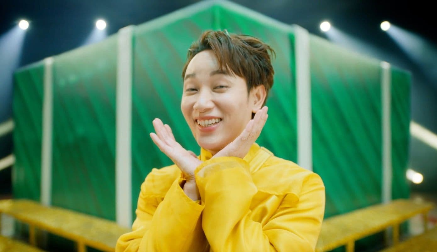 Nghệ sĩ trẻ biểu diễn nhạc Tết đương đại với trang phục vàng, thể hiện sự đổi mới trong âm nhạc xuân Việt