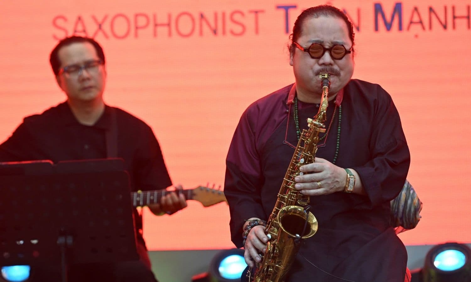 Nghệ sĩ Trần Mạnh Tuấn biểu diễn saxophone, thể hiện chiều sâu triết lý và cảm xúc trong âm nhạc Trịnh Công Sơn