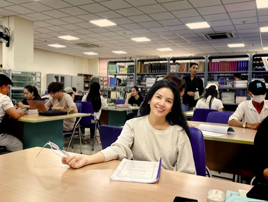 Nghệ sĩ ưu tú Ngọc Trinh tại thư viện, thể hiện khát vọng tri thức không ngừng.