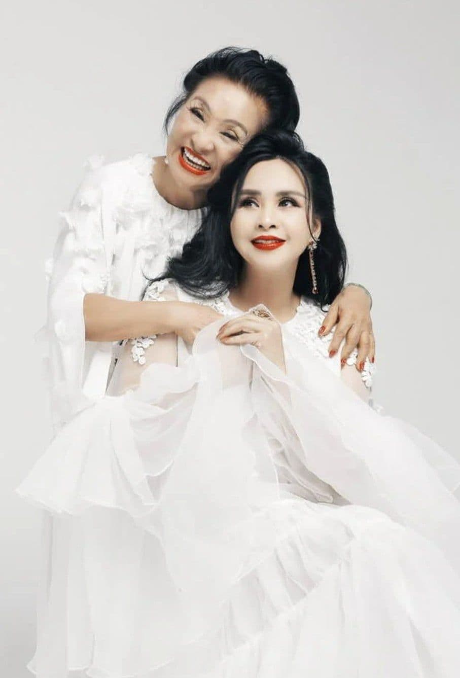 Nghệ sĩ Ưu tú Thanh Hương và con gái Nghệ sĩ Nhân dân Thanh Lam, biểu tượng của tài năng và di sản nghệ thuật truyền đời.