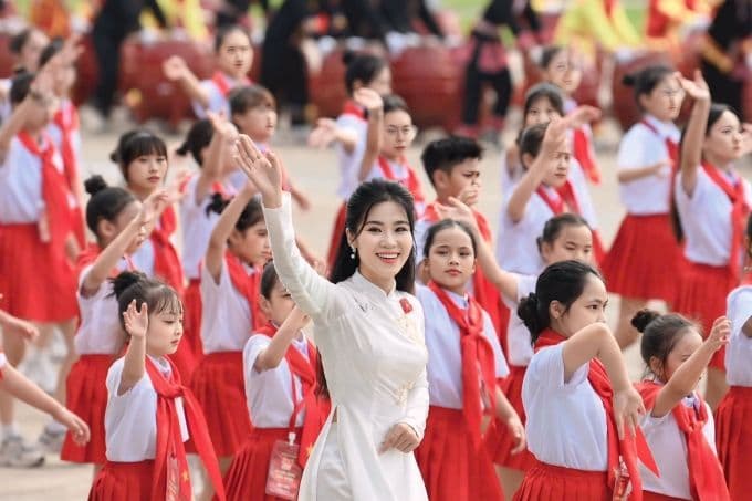 Nghệ sĩ và trẻ em trong buổi tổng duyệt, tượng trưng cho thế hệ tương lai và niềm tin vào VNeID như cầu nối số giữa chính quyền và người dân.