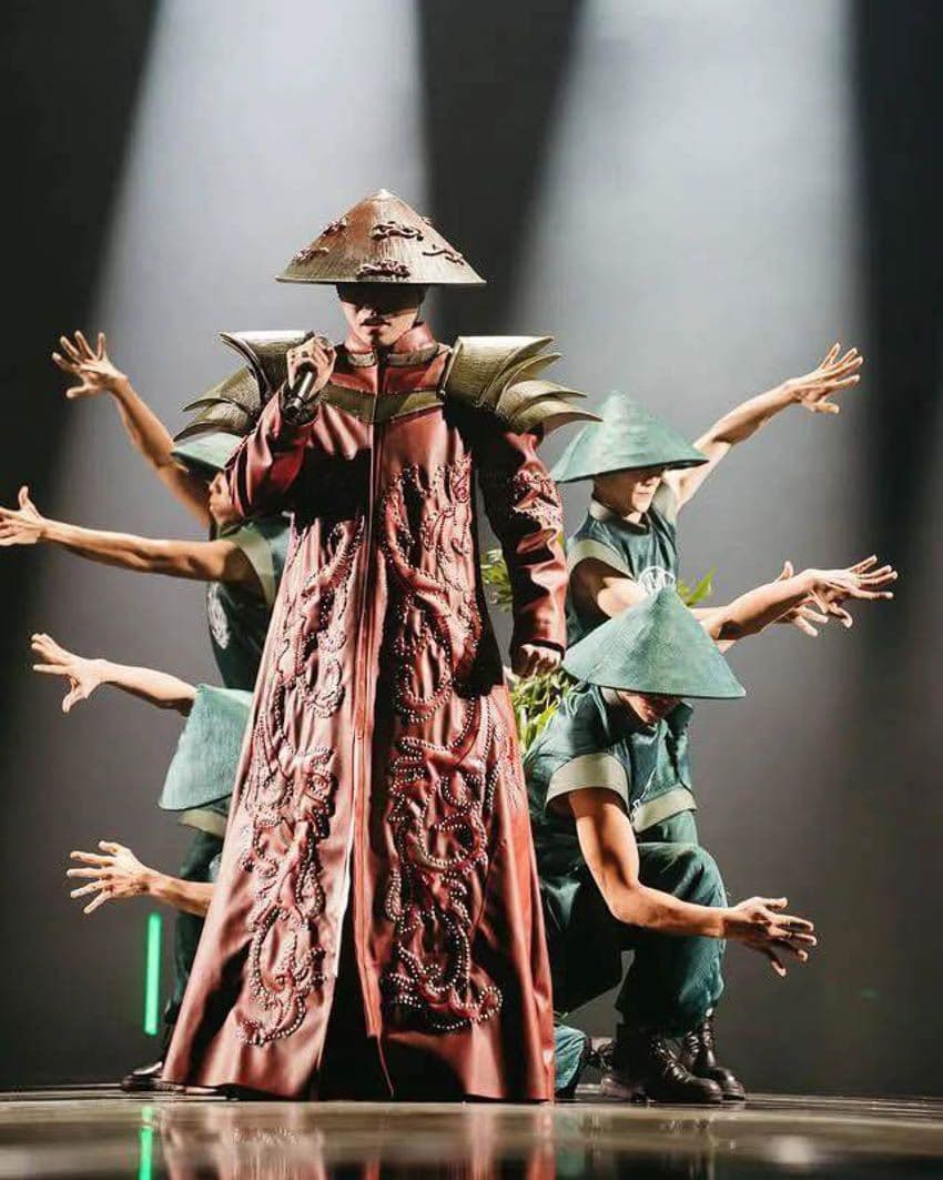 Nghệ sĩ Việt trình diễn với trang phục và nón lá truyền thống, thể hiện bản sắc văn hóa độc đáo.