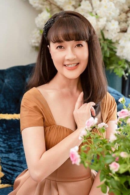 Nghệ sĩ Vân Dung tươi tắn, thanh lịch, thể hiện vẻ đẹp không phai mờ dù đã chọn con đường hài kịch.