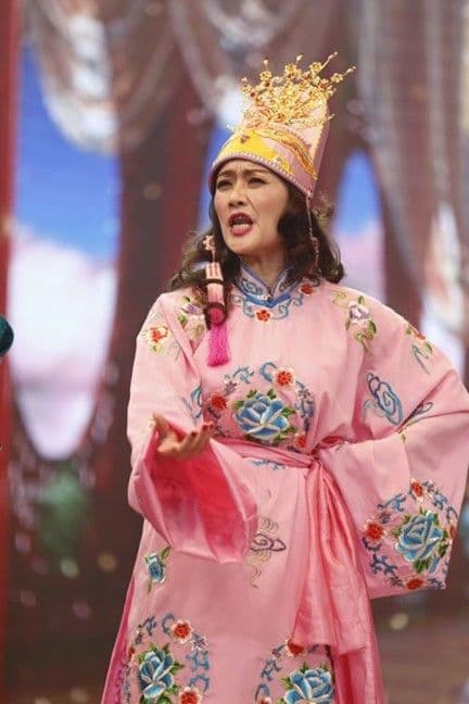 Nghệ sĩ Vân Dung trong trang phục Táo Quân màu hồng truyền thống, biểu tượng của sự hy sinh vì nghệ thuật.