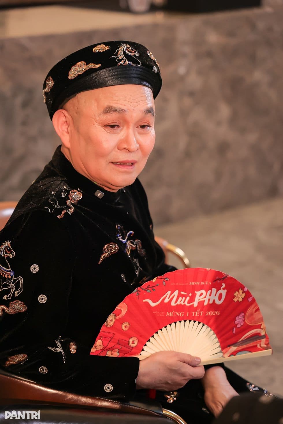 Nghệ sĩ Xuân Hinh cầm quạt "Mùi phở", suy tư về di sản văn hóa và sự gắn kết gia đình qua điện ảnh.