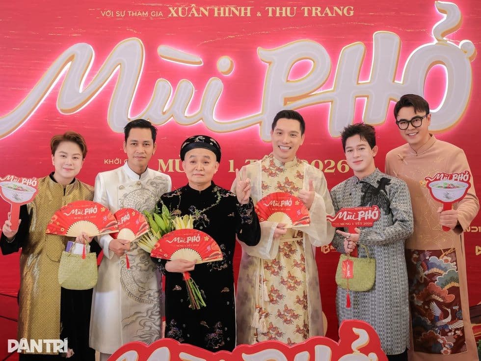 Nghệ sĩ Xuân Hinh cùng đoàn làm phim "Mùi phở" tại sự kiện ra mắt, thể hiện sự cống hiến cho văn hóa dân tộc.
