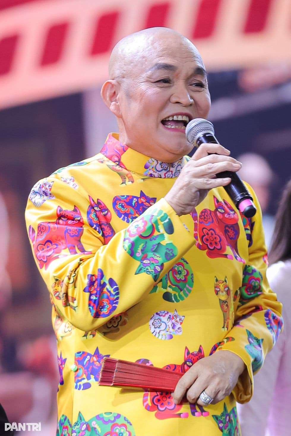 Nghệ sĩ Xuân Hinh tươi cười biểu diễn trong trang phục áo dài truyền thống.