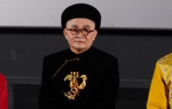 Nghệ sĩ Xuân Hinh trong trang phục truyền thống, đại diện cho giá trị nghệ thuật và hồn Tết nguyên bản