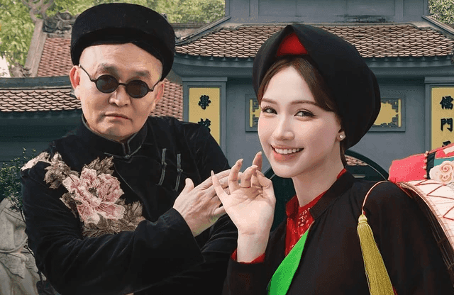 Nghệ sĩ Xuân Hinh trong trang phục truyền thống, thể hiện vai trò người giữ gìn di sản văn hóa