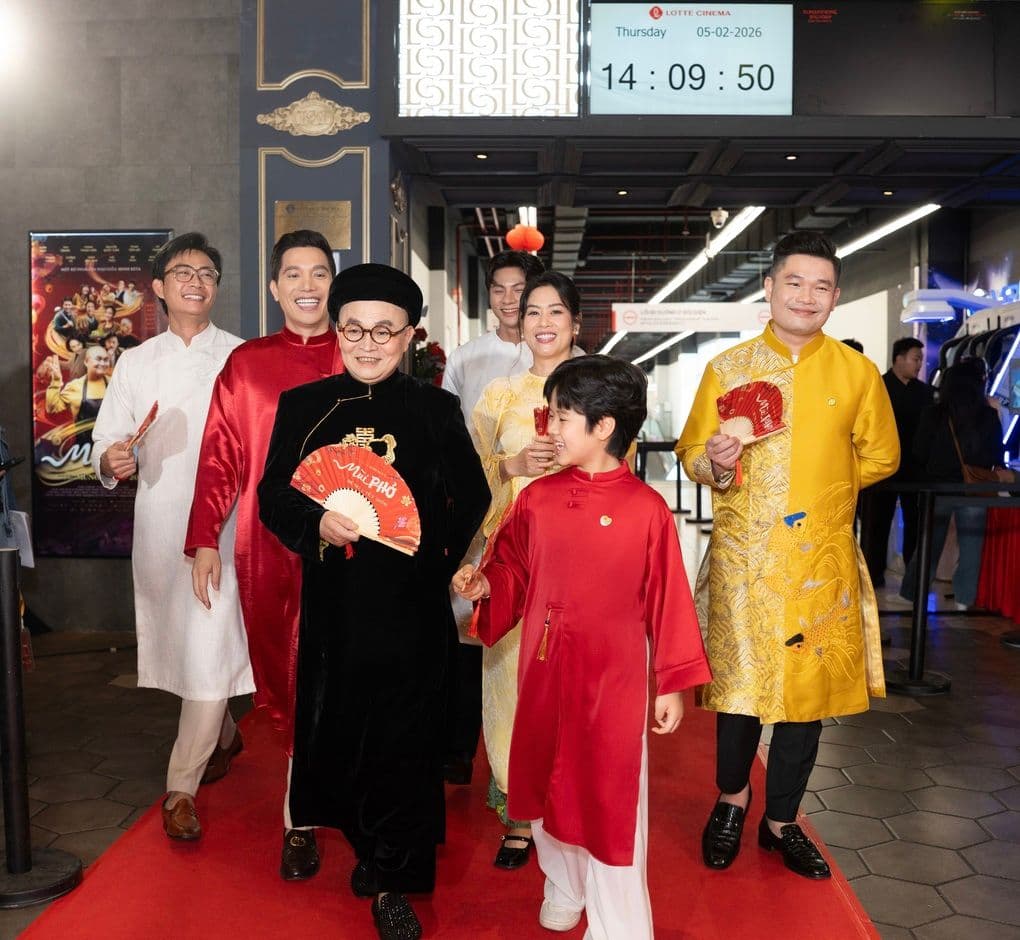 Nghệ sĩ Xuân Hinh và dàn diễn viên phim 'Mùi Phở' tại buổi ra mắt, trên thảm đỏ