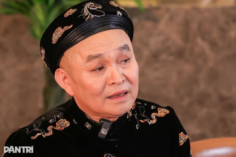 Nghệ sĩ Xuân Hinh với vẻ mặt trầm tư, thể hiện triết lý sống an nhiên, không màng danh lợi.