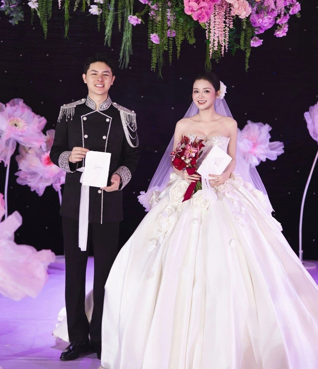 Nghĩa và Duy rạng rỡ trong ngày cưới, minh chứng cho hành trình trưởng thành và đồng hành cùng nhau.