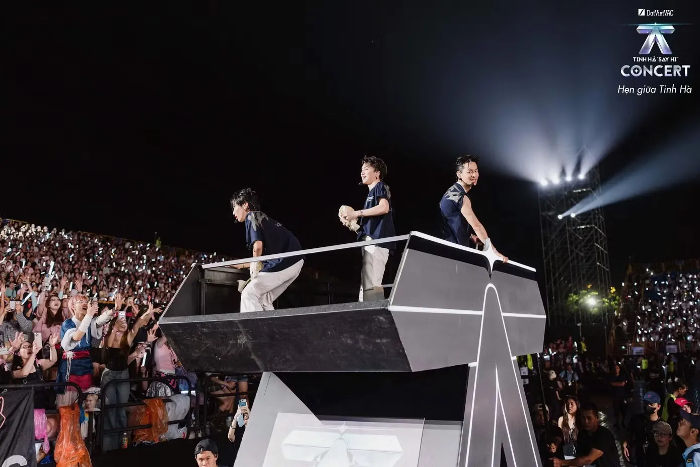 Nghệ sĩ biểu diễn trên sân khấu di động trước đông đảo khán giả tại concert Tinh Hà Say Hi