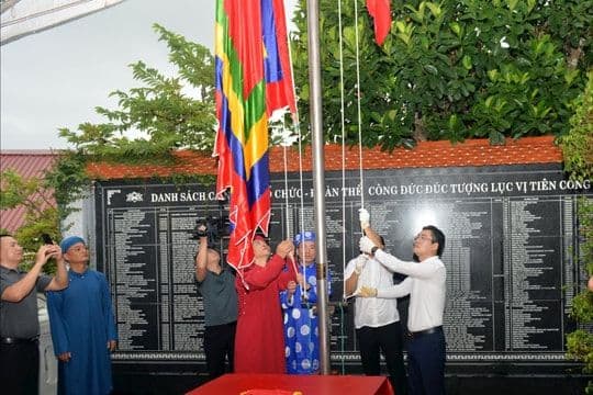 Nghi thức thượng cờ khai mạc Lễ hội chọi trâu Đồ Sơn, biểu tượng cho sự khởi đầu và tinh thần lễ hội.