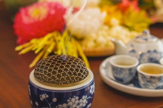 Nghi thức thắp hương trong lễ cúng Tết Đoan Ngọ, tượng trưng cho lời cầu nguyện