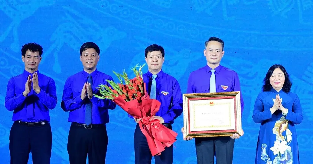 Nghi thức trao tặng khen thưởng cho cán bộ Hội tiêu biểu tại chương trình kỷ niệm