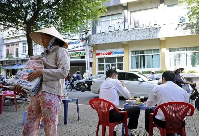 Người bán báo truyền thống trên đường phố Sài Gòn, tượng trưng cho hồn cốt báo chí đô thị đang chuyển mình.