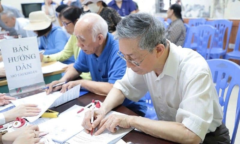 Người cao tuổi điền thông tin vào đơn đăng ký lương hưu hoặc trợ cấp xã hội.