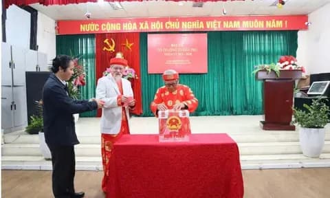 Người cao tuổi tham gia bỏ phiếu bầu cử, thể hiện sự chủ động và đóng góp xã hội trong tuổi hưu.